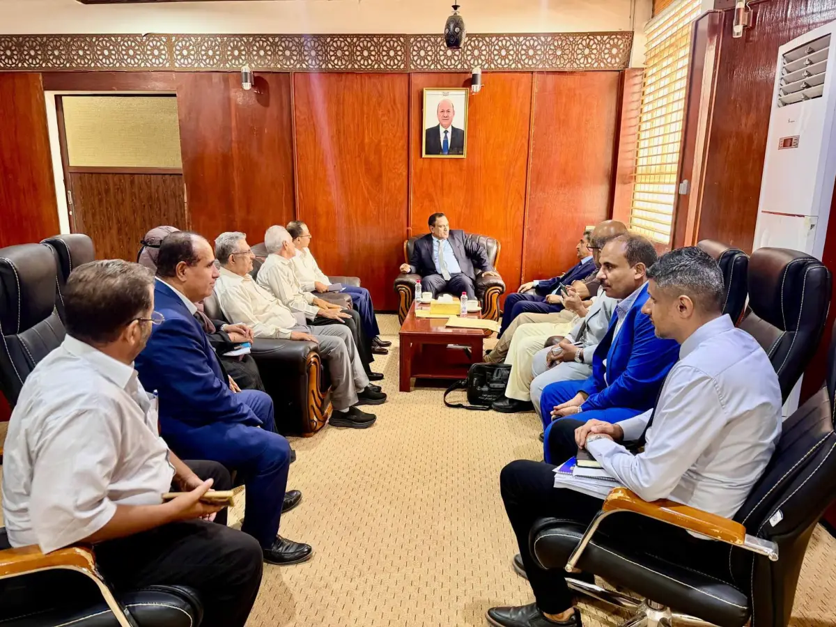 الوزير السقطري يناقش مع فريق الأمانة العامة لمجلس...
