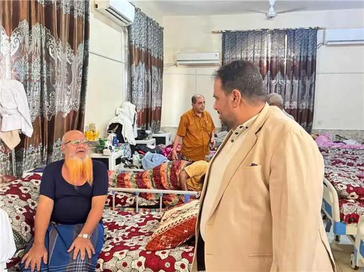 مدير شركة النفط بعدن يزور دار العجزة والمسنين ويقد...