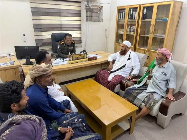 البحث الجنائي بحضرموت يتسلّم من شخصيات اجتماعية مش...