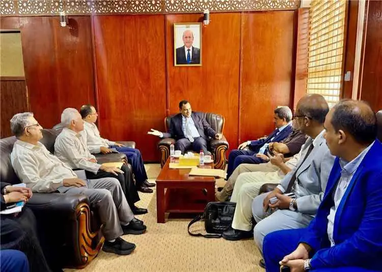 الوزير السقطري يناقش مع فريق الأمانة العامة لمجلس...