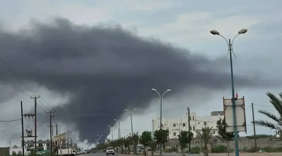 الحوثيون يشنون هجمات صاروخية ومسيرة على المخا ومأر...