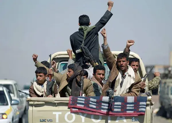 الحوثي يرتبك في إب ويعزز الى معسكر الحمزة وينصب نق...