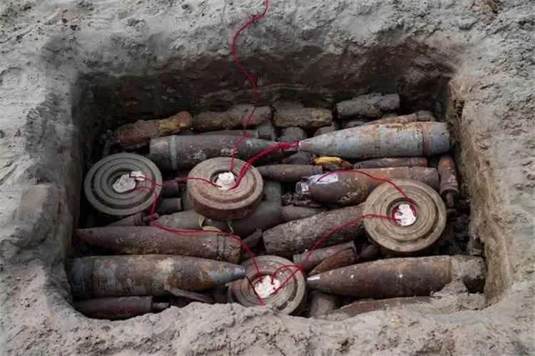 «مسام» يتخلص من 1,861 لغمًا وذخيرة غير منفجرة في م...
