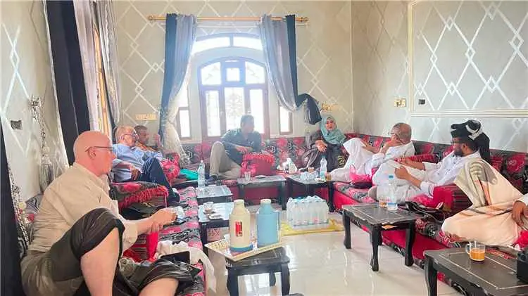 ألفت الدبعي تبحث مع وجاهات وأكاديميي شرجب تعزيز ال...