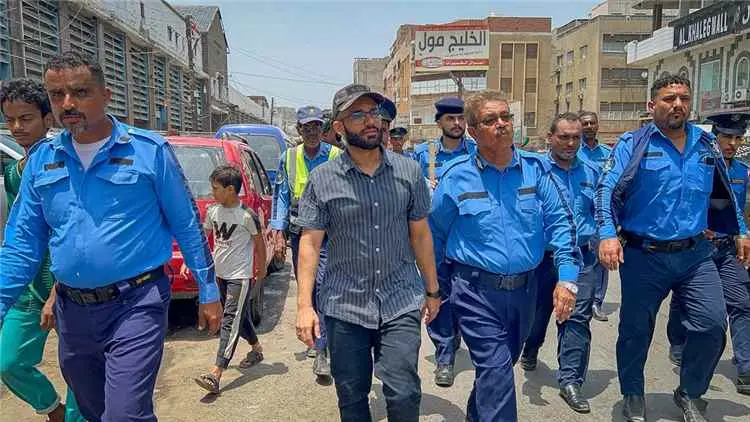 مدير صيرة ونائب شرطة السير بعدن يطلعان على أعمال ر...