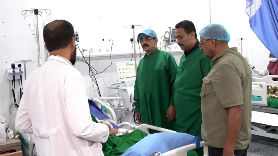 العامر يتفقد جرحى اعتداءات مليشيا الحوثي في المخا...