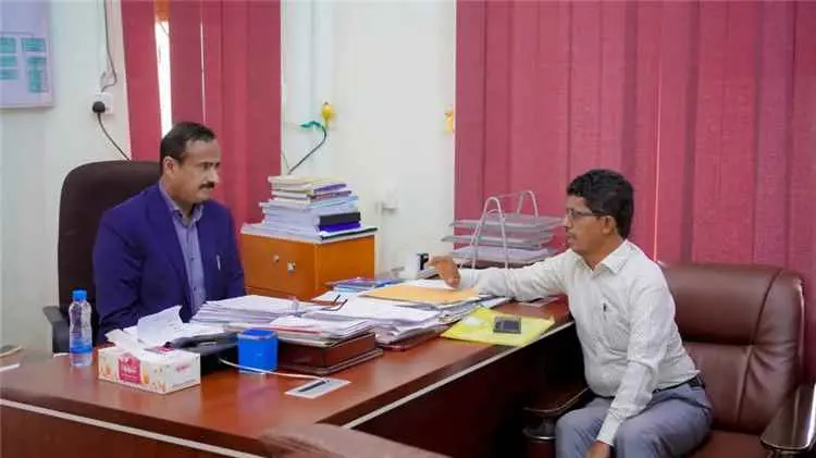 المحافظ بن الوزير يناقش خطة صندوق النظافة والتحسين ويؤكد الارتقاء بالمظهر الحضري وتطوير الحدائق والمتنزهات
