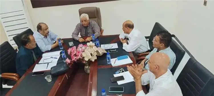 رئيس جامعة لحج يعقد اجتماعاً مع عمادة كلية الطب وا...