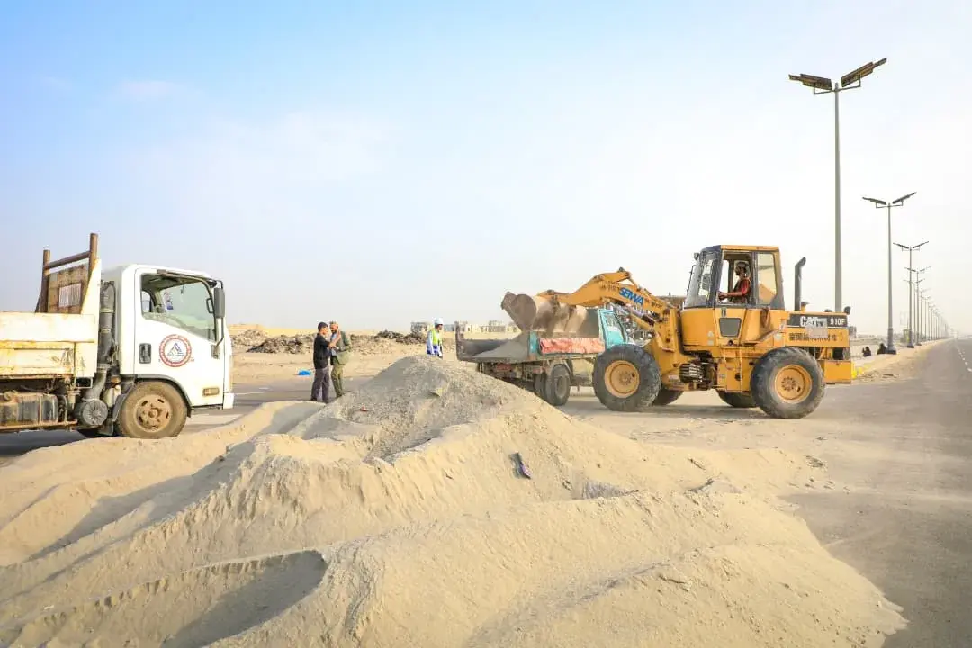 بتوجيهات المحافظ عبدالرحمن شيخ.. تدشين مبادرة لإزالة الأتربة والرمال من طريق ساحل أبين ورفع الشاحنات المتوقفة بخط كالتكس - البريقة