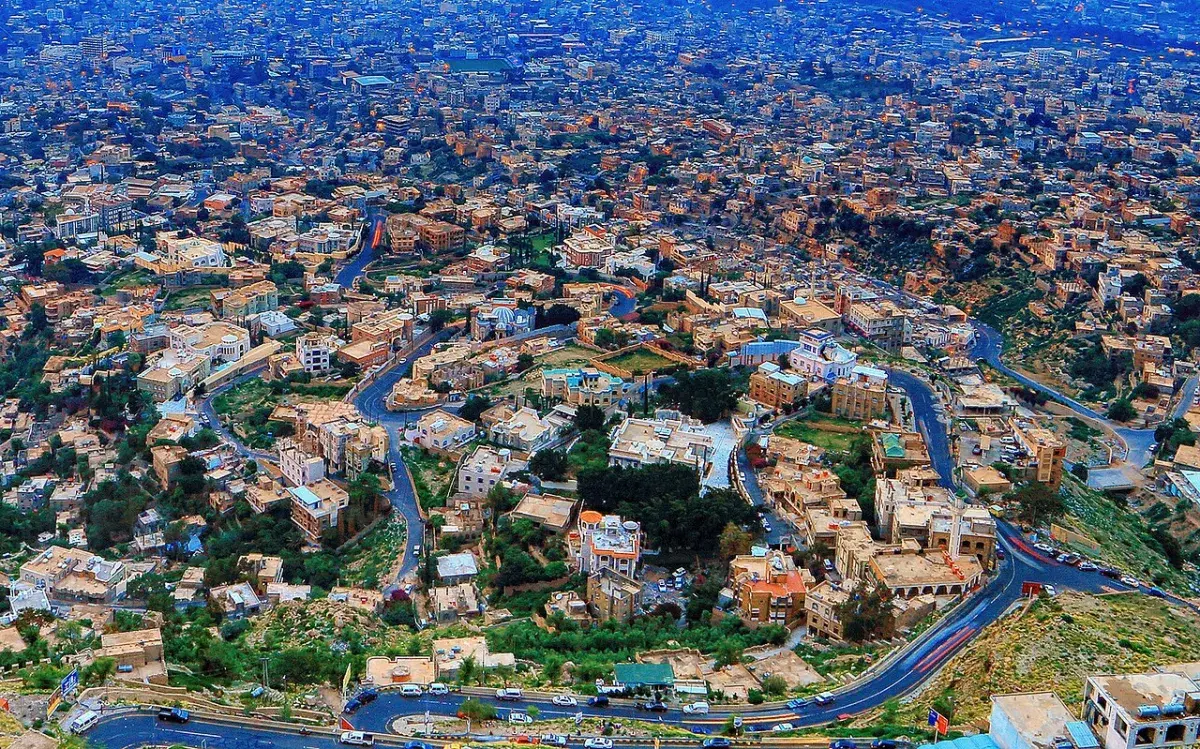 الحوثيون يهددون بإخلاء سكان غرب تعز.. والأهالي يتع...