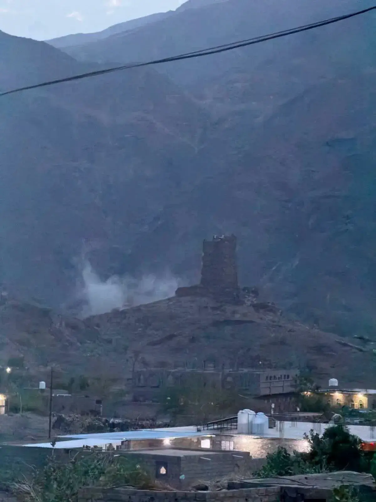 هجوم حوثي بمسيرات وسقوط قذيفة مدفعية على منطقة سكن...