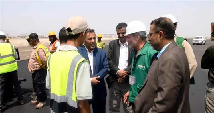 وكيل عدن الزامكي يتفقد سير أعمال المرحلة الثانية من تأهيل مدرج مطار عدن الدولي