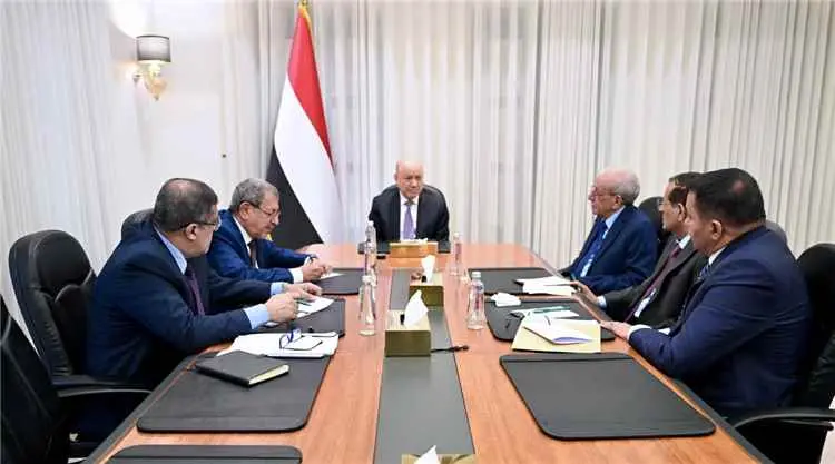 رئيس مجلس القيادة يؤكد دور القضاء في معركة استعادة...