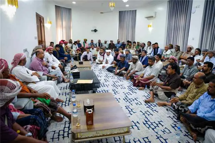 وفدٌ من حلف قبائل حضرموت يلتقي المحافظ الخنبشي ويُ...