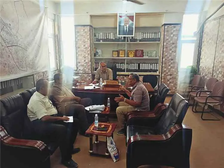 مدير عام عتق يناقش تعزيز الإيرادات المحلية ورفع كف...