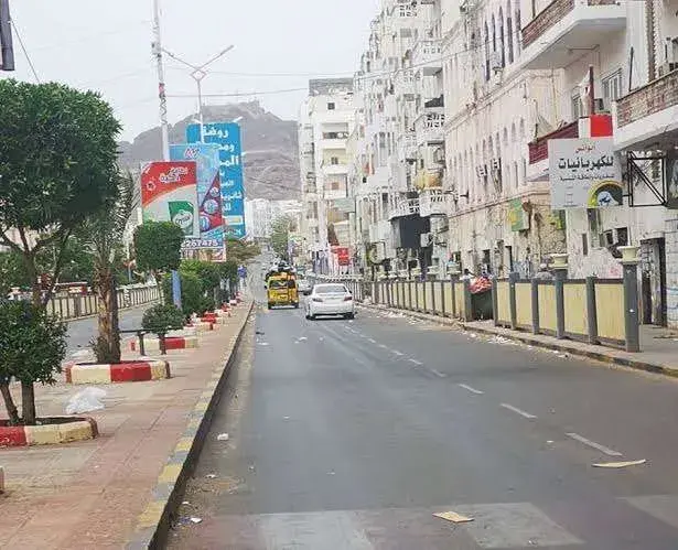 اغلاق سوق قات في انماء بعدن عقب خلافات بين مستثمري...