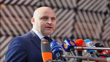 "اشترينا الأنظمة ونسينا الذخيرة".. رئيس وزراء لاتف...