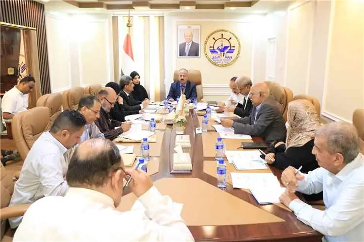 وزير النقل يناقش مع فريق الأمانة العامة لمجلس الوز...