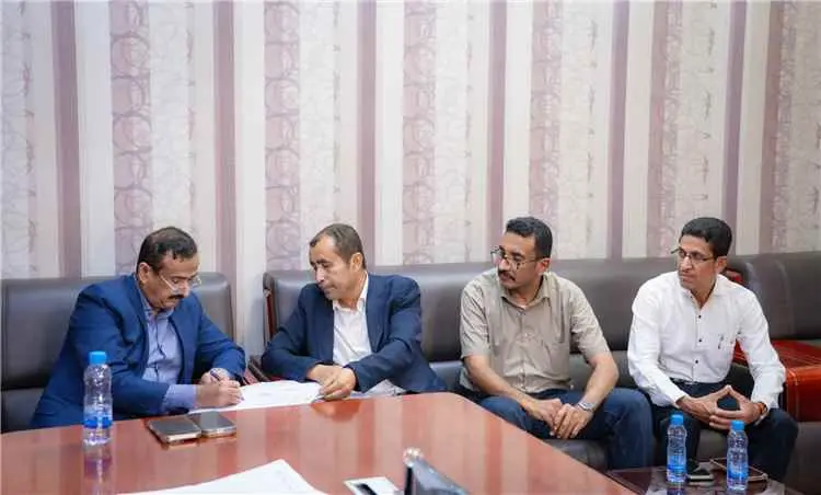 المحافظ بن الوزير يطلع على تقرير هيئة حماية البيئة بشأن حادث تصادم ناقلات المواد النفطية