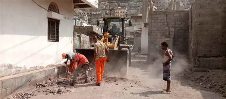استمرار حملة النظافة في شوارع وأحياء مديرية التواهي لرفع مخلفات الأمطار والسيول
