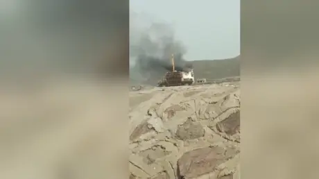 الحوثيون ينشرون لقطات لسفينة مشتعلة في باب المندب