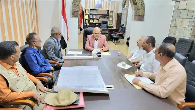 محافظ تعز يبحث مع خبير دولي آليات حماية التراث الع...