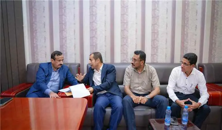 محافظ شبوة يطّلع على نتائج المعاينة البيئية لحادث...