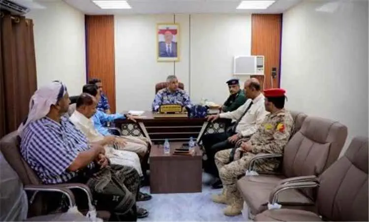 العميد الجابري يترأس اجتماعًا أمنيًا ومجتمعيًا لمناقشة الحد من مظاهر العشوائية والاختناقات المرورية