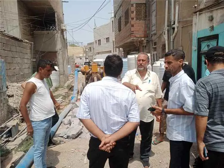 ير عام خورمكسر يطلع على أعمال استبدال خط الصرف الص...