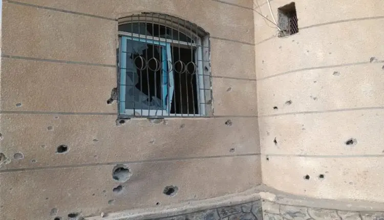 هاونات الحوثي تقصف مسجد ومدرسة في موزع تعز