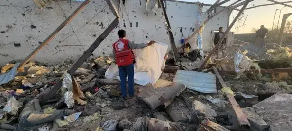 153 قتيلاً و243 جريحاً مدنياً في 3 غارات أمريكية.....
