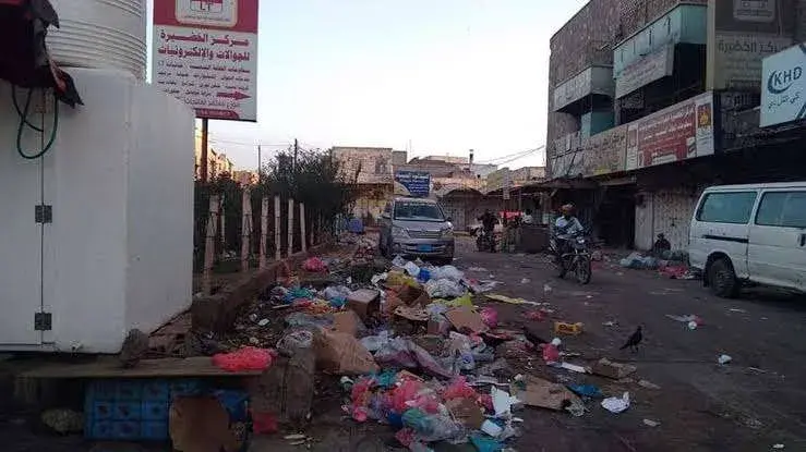 اشتباكات في لحج تسبب بانقطاع الطريق الرابط بين عدن...