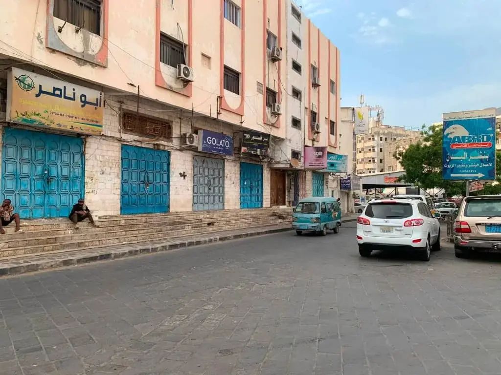 العصيان المدني السلمي في عدن يدخل يومه السادس وسط...
