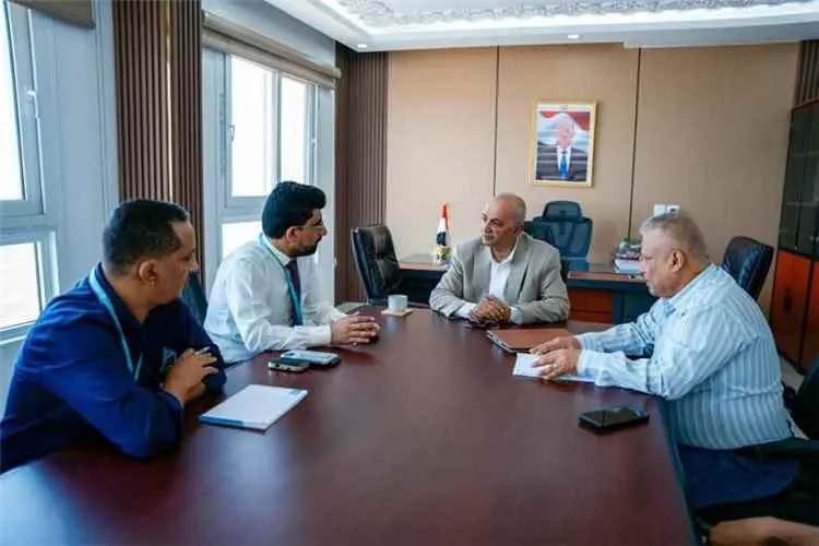 وزير المياه والبيئة يوقع اتفاقية لتنفيذ مشروع حفر بئرين وخط ناقل للمياه في مأرب