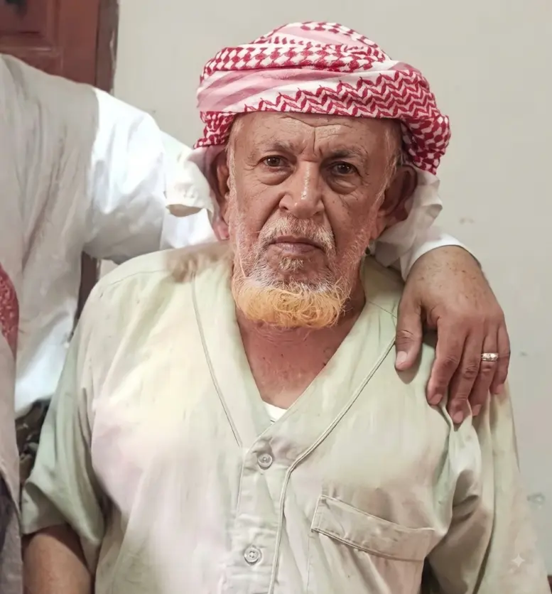 مليشيا الحوثي تقتحم منزل رجل في التسعين من عمره وت...