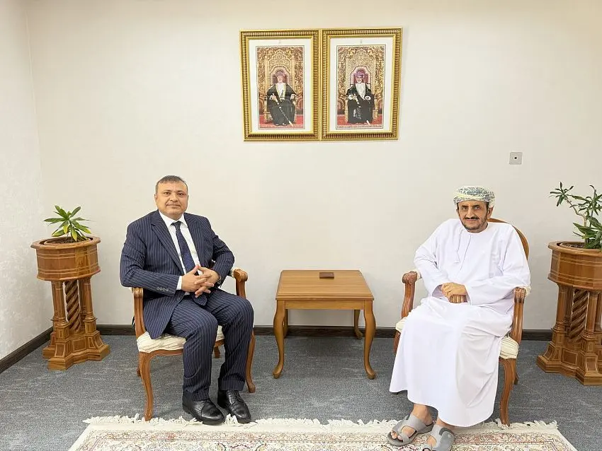 اليمن وسلطنة عُمان تبحثان تطورات التصعيد الحوثي وتعززان التعاون الثنائي