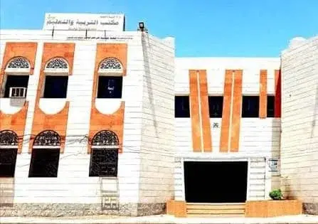 معلمون بلحج يطالبون بصرف حافز المحافظ الاول بعد سقوط اسمائهم