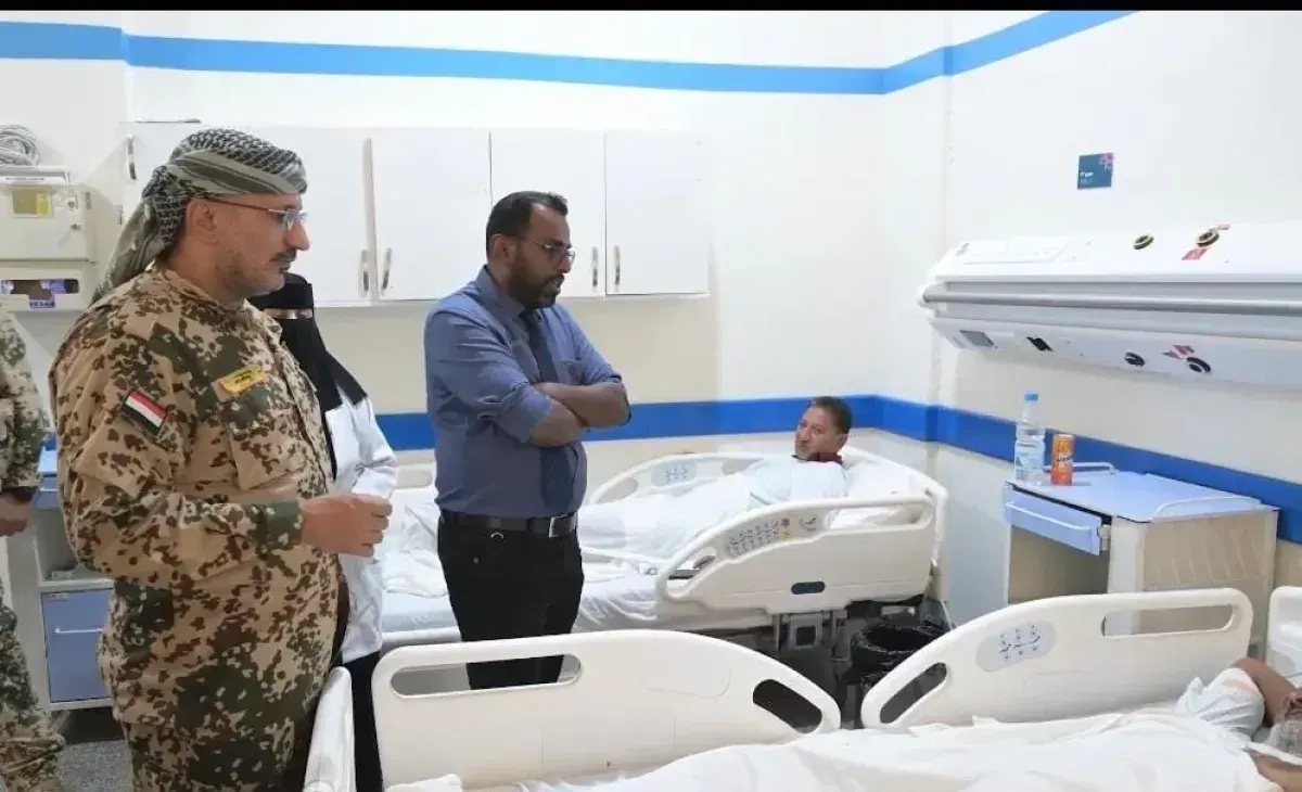 صالح يتفقد المخا ويعزي الشهداء ويطمئن على جرحى اله...