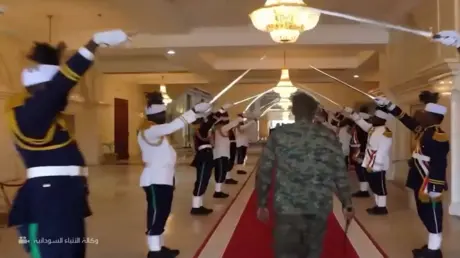 البرهان يصل إلى القصر الجمهوري في الخرطوم للمرة ال...