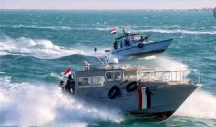 القوات البحرية وخفر السواحل تدمران ثلاثة زوارق حوث...