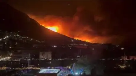 كرواتيا.. إجلاء آلاف السياح إثر حريق في بلدة أوميش...