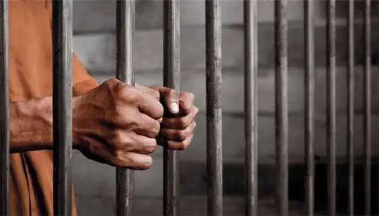 الحوثيون يفرجون عن 426 سجينًا في صعدة وسط مخاوف من الدفع بهم إلى الجبهات