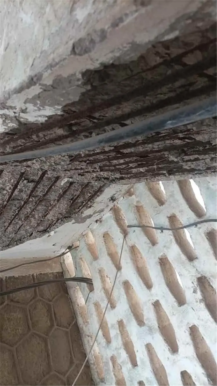 انهيار أجزاء من عمارة المعلمين بخور مكسر يهدد سلامة السكان
