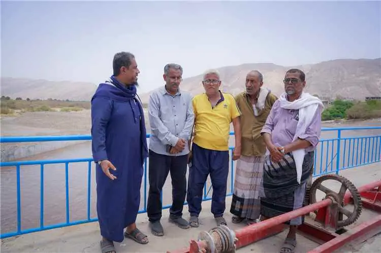 بتوجيهات المحافظ: جمباء واليوسفي يتفقدان الحواجز وقنوات الري للاستفادة من السيول المتدفقة إلى سد باتيس