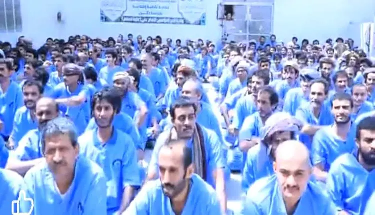 الحوثي يغسل أدمغة 426 سجين ويدفع بهم إلى جبهات الق...