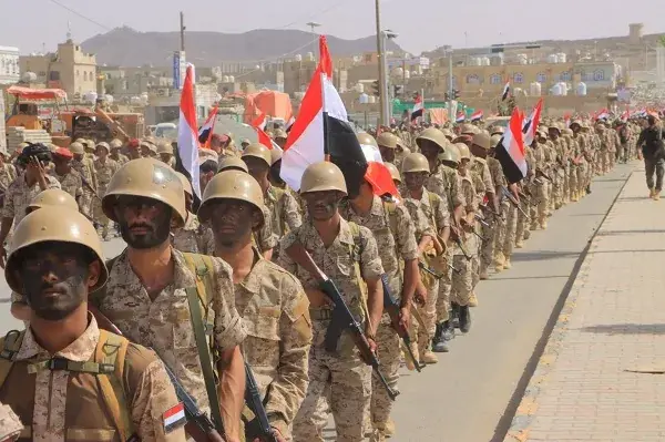 المجلس الرئاسي يتوعد الحوثييين بـ "رد قاسٍ" جراء ا...