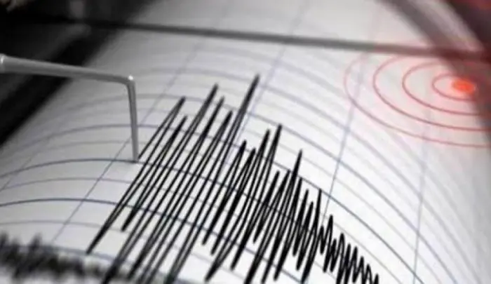 زلزال بقوة 7.7 يضرب جزيرة إندونيسية