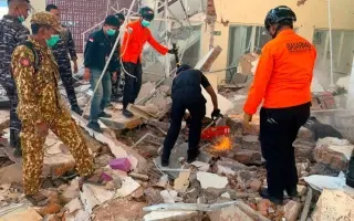 مصرع شخصين بزلزال بقوة 7.7 ضرب إندونيسيا