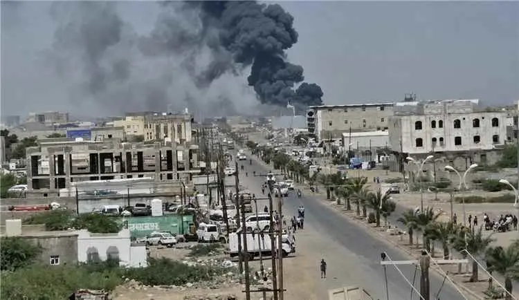 مسؤول حكومي يدق ناقوس الخطر: هجمات الحوثيين على المخا تستوجب الحسم