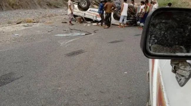 نجاة ركاب سيارة من حادث انقلاب في سرار يافع